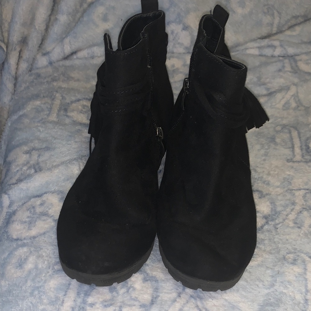 cupcakes & cashmere Black Ankle Booties